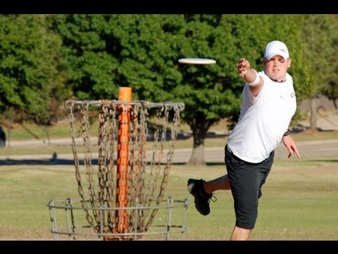 how do you play frisbee disc golf